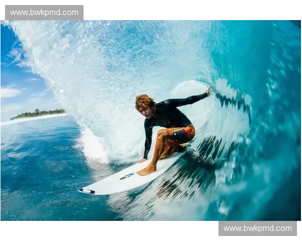 冲浪运动的魅力探索：从海浪挑战到文化传承的全方位解读